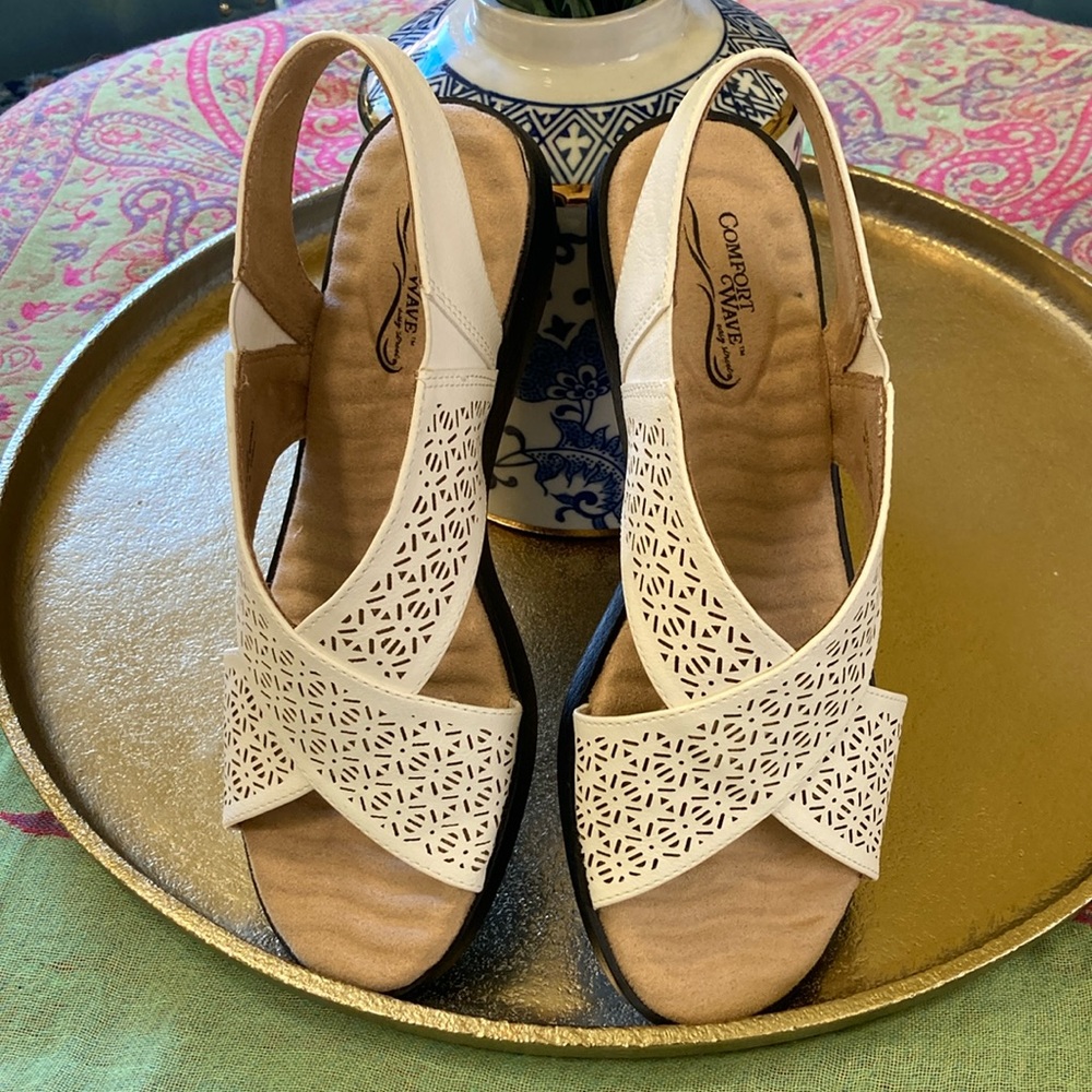 NWT Comfort Wave by Easy Street Sandals